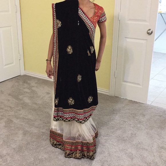 Net/Velvet Saree - Picture 3 of 6